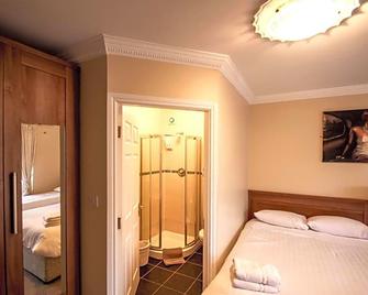 Urban Nest Townhouse - גולווי - חדר שינה