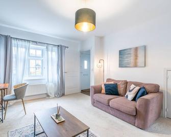 Convenient & cosy 3 bed house - Newport - Living room