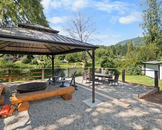 Stunning Suite at Riverside Boutique Motel - Skutz - Lake Cowichan - Patio