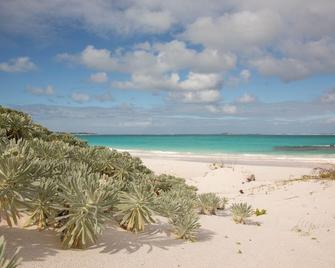 Clifftop bungalow with beautiful ocean views - Gregory Town - Strand