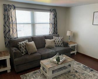 Private 1-bedroom apartment centrally located between Buffalo & Niagara Falls - North Tonawanda - Living room