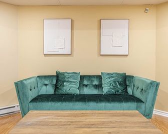 Spacious 2bdrs Apt,all New! Close to Dt /1 Parking - Броссар - Вітальня