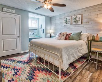 Barndo -7 acres- sleeps 28! Great for groups, custom fire pit area, pool table! - Brenham - Makuuhuone