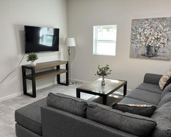 5 minutes to the Illinois river! Brand new spacious condo sleeps 4! - Tahlequah - Living room