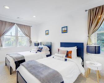 Modern Beach & Town Getaway - Falmouth - Bedroom