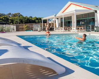 Freedom Hostel - Rainbow Beach - Zwembad