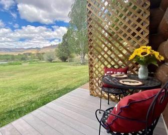 Elk Valley Ranch Retreat- Private apartment on the banks of the Shoshone River - Wapiti - Patio