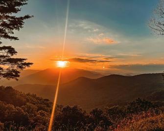 Guest Favorite! Mountain Views, Golf, Hiking, Pickleball, Family & Pet Friendly - Dillard