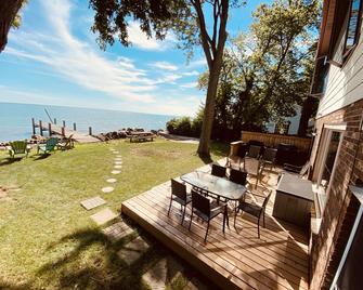 Water Front and back: Lake Escape Luxury Cottage Life all year long - Amherstburg - Patio