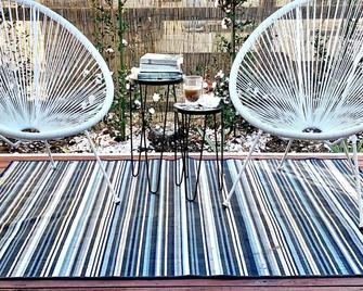 Autumn Beauty - Garden Cottage 4 - Bright - Serambi