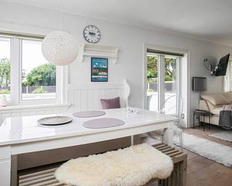 2 person holiday home in Esbjerg V-By Traum - Esbjerg - Essbereich