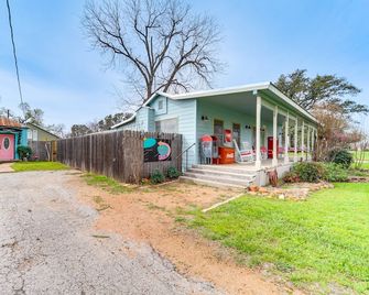 Fifties Diner-Style Llano Home With Shar - Llano
