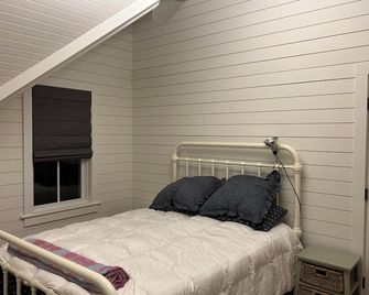 Recently Rebuilt 3-bedroom cottage with WiFi, AC in Thousand Island Park - Thousand Island Park - Bedroom