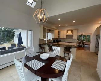Beautiful House On The Bay. 5 minutes from the beach. - Hampton Bays - Dining room