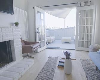 Stylish and Bright unit across the street from the beach at half the cost! - Newport Beach - Soggiorno