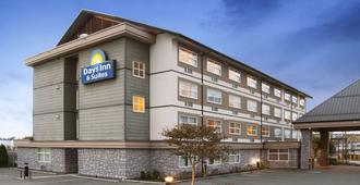 Days Inn & Suites by Wyndham Langley - Langley