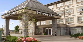 Days Inn & Suites by Wyndham Langley - Langley - Building