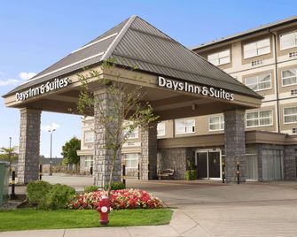 Days Inn & Suites by Wyndham Langley - Langley - Budova