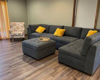 Fox Lake Road Bungalow (Near Trine University) - Angola - Living room