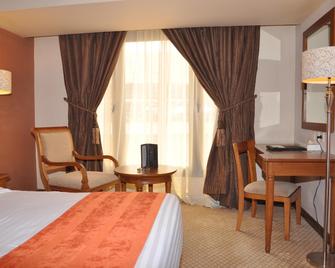 فندق ريف المالاز الدولي - الرياض - غرفة نوم