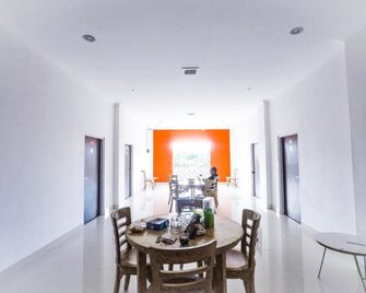 Florent Guest House - Sukawati - Eetruimte