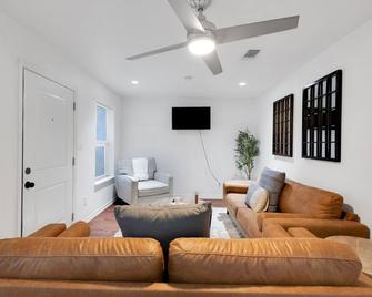 Charming 2br Denton Home, 5 Minutes To Square, Sleeps 6 - Denton - Sala de estar