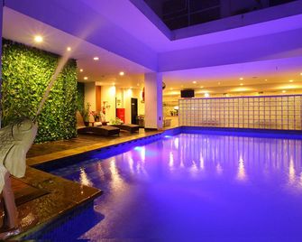 Maestro Hotel - Pontianak - Zwembad