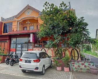 OYO 90488 Harwin Homestay - Batu