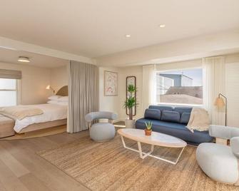 The Shoals Suites & Slips - Southold - Huiskamer