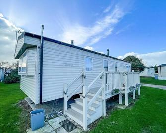 Lovely 6 Berth Caravan With Side Decking On Pakefield Holiday Park Ref 68032B - Lowestoft - Building