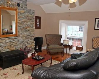 Room In Central Historic Downtown -River View West - Harpers Ferry - Wohnzimmer