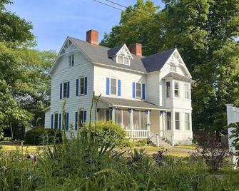 Cozy Bedroom With Fireplace - Saugerties - Building