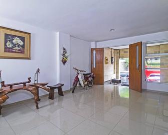 RedDoorz near Cilandak Town Square - Jakarta - Lobby