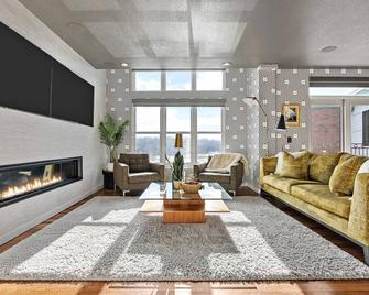 Iowa River Landing steps to Xtream Arena & Coralville Convention Center - Coralville - Lounge