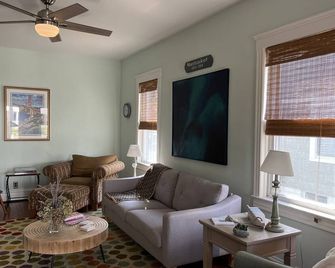 Quaint Bradley Beach getaway for Summer weeks weekends or a month. - Bradley Beach - Вітальня