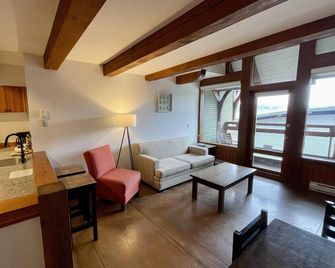 Great Condo In Excellent Location - Waterfront Building - Seaside - Ucluelet - Living room