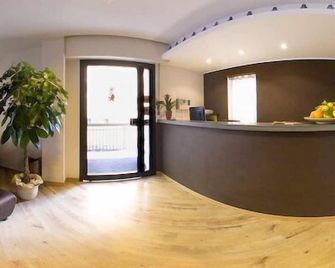 Hotel Bacco - Pietra Ligure - Front desk