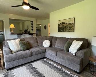 EASY checkout, safe home off I40 KING pet friendly - Kingston - Huiskamer