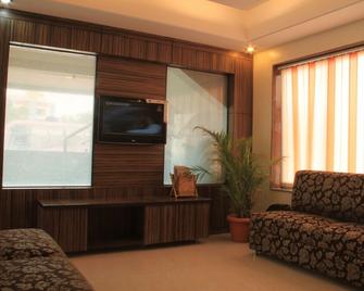 Hotel Sai Gurusthan - Shirdi - Sala de estar