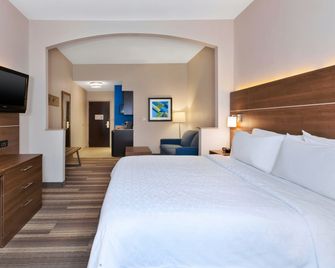 Holiday Inn Express & Suites Warminster - Horsham By IHG - Warminster - Bedroom