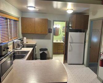 Cozy Cabin Minutes from Glacier's Two Medicine Valley - East Glacier Park - Cocina