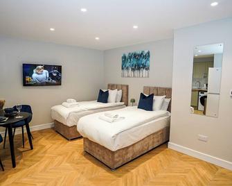 Easy 2 Manage Wisteria House, Heathrow Haven, Free Parking - Slough - Bedroom