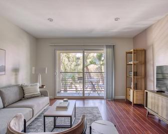 Sunny Woodland Hills 1BR w/ Pool & Gym, nr Warner Center, by Blueground - Woodland Hills - Living room