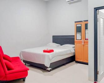 Mahkota Residence Mitra RedDoorz - Karawang - Schlafzimmer