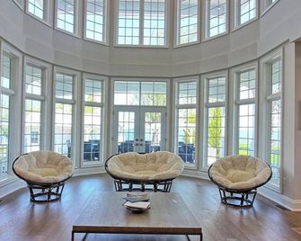 Gorgeous cottage surrounded by 320 degrees of water. Sleeps 16 people - Port McNicoll - Lobby