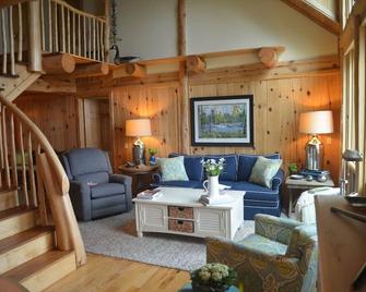 Beautiful Log Cabin on Peaceful Bass Lake - Interlochen - Living room