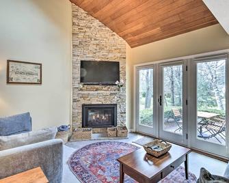Walk to Ski, Golf & Dining: Jackson Village Condo! - Jackson - Living room