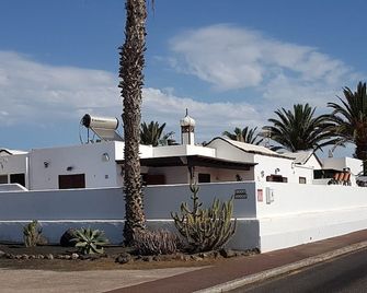 Casa Dasha Studio Apartment - best area - easy walks beach & shopping center - Tías - Edificio