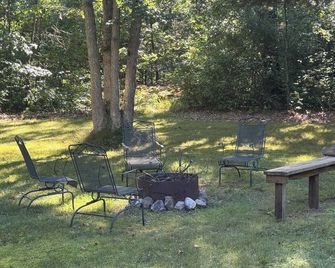 Cozy Peaceful 1 bedroom Cabin, that sleeps 6 - A perfect nature filled getaway. - Branch - Patio