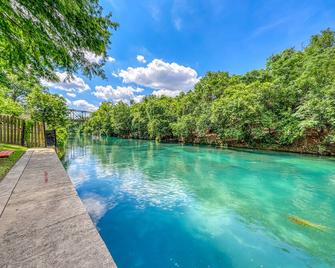 Riverfront condo with pool & hot tub, walk everywhere - New Braunfels - Piscina